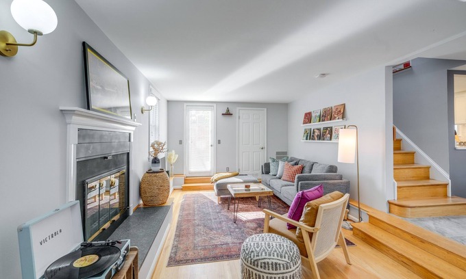 Old Town West Casa | < 1 Mi to Waterfront: Old Town Alexandria Home!