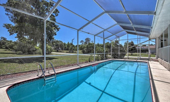Spring Hill Casa | 1 Mi to Weeki Wachee Home with Pool in Spring Hill
