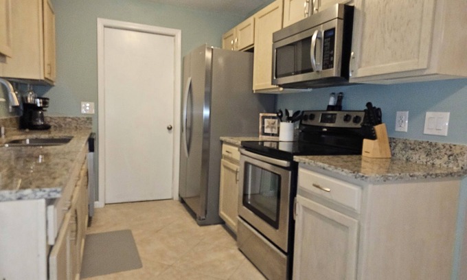 Isle of Palms Casa | 1 mile from MAYO CLINIC, 3 miles to the beach! 3 beds/2 bath fully furnished!