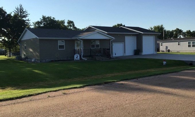 Republican City Casa | 1 mile from the second largest lake in Nebraska with the best fishing & hunting