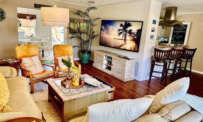 Englewood Casa | <1 MILE MANASOTA BEACH/NORTH ENGLEWOOD Boutiquey Home loaded with amenities!
