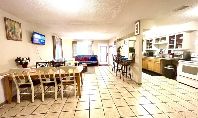 Kingsland Casa | 1 mile of I-95.Catch Cumberland Island ferry,beach horse riding, Zoo,JAX airport
