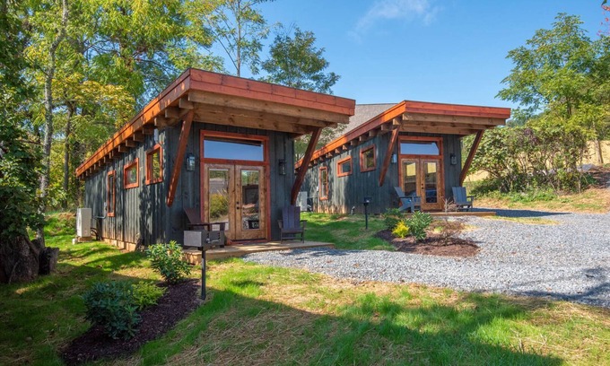 West Jefferson Cabina | 1 Mile to Downtown West Jefferson! Camping Cabin #3