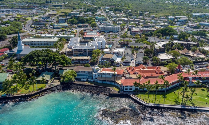 Historic Kailua Village Condominio | 1 Min Walk Downtown! Lux Spacious Condo w/ views