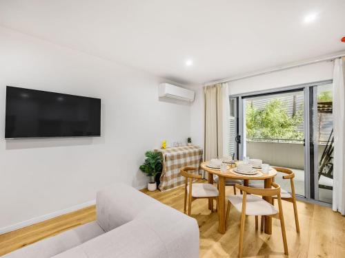 Indooroopilly Apartamento | 1 Min Walk to Mall Modern Apt with Balcony and Pool