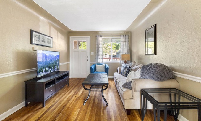 Englewood Apartamento | 1 Month: Walk to Fun, Fiber Internet, 2 Bed 1 Bath Apartment