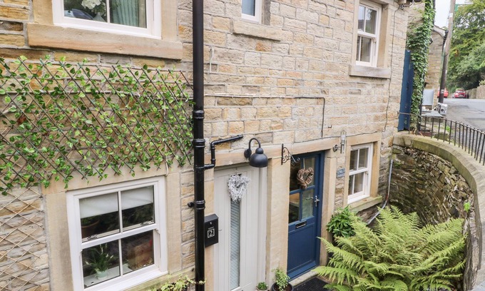 Holmfirth Cabaña | 1 OAKLEYS, family friendly, luxury holiday cottage in Holmfirth