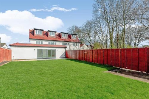 East Grinstead Casa | 1 Orchard Farm Cottages Sleeps 10, Open plan Kitchen & Large Garden