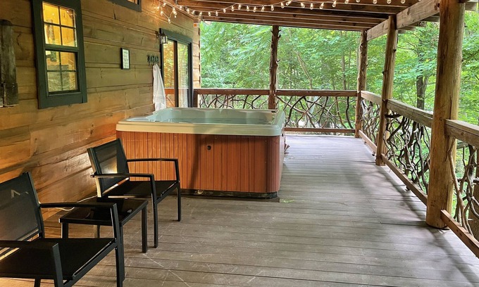 Saluda Cabina | 1 Peaceful Cabin with private Hot tub in Saluda NC