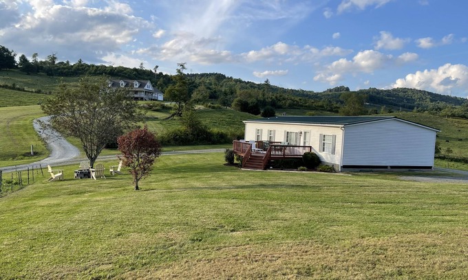 Deep Gap Casa | ① Pets OK ② 55" HDTV ③ 5min to Blue Rid ③ Fire Pit