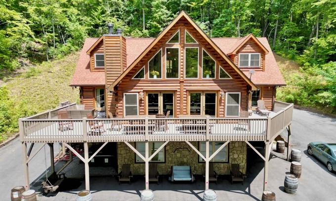 Black Mountain Cabina | #1 PRVT. BLACK-MT. LUX LOG ESTATE. / HOT TUB / GAME RM / PETS / 2 FIRE PL. 6/6.5