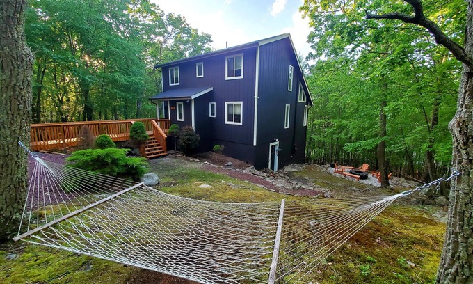 Bushkill Casa | Casa de vacaciones de 4 estaciones, mejor calificada en una comunidad cerrada con TONELADAS de servicios del resort