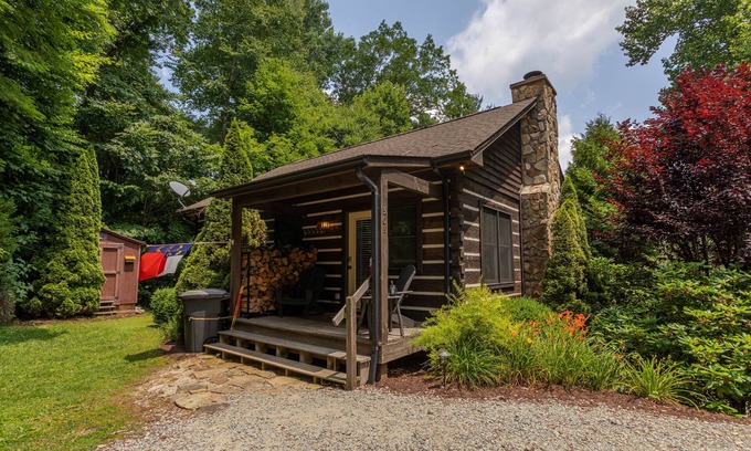 Todd Cabina | 1 Relaxing Place - Quaint cottage, great mountain view, hot tub, and fire pit! Private!