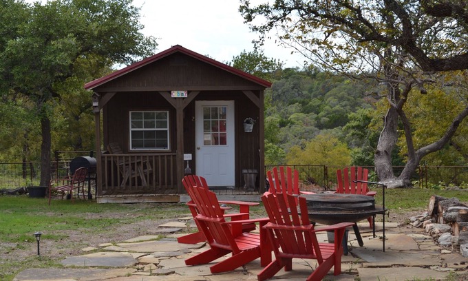 Kerrville Cabina | 1 Habitación en una cabaña, vistas tranquilas al campo, vida silvestre, bancos de picnic para mascotas
