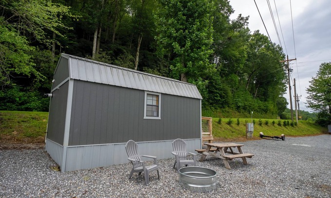 Robbinsville Cabina | 1 Room Cabin- " The Garage"