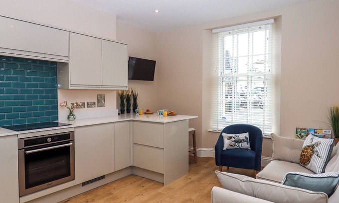 Teignmouth Cabaña | 1 SEA OTTER HOUSE, pet friendly in Teignmouth