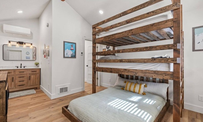 St. Charles Cabina | #1 Ski Cabin! Newly Remodeled! AC! Sleeps 4!