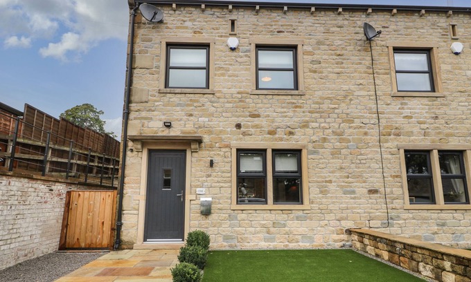Lothersdale Cabaña | 1 STANSFIELD MEWS, pet friendly, luxury holiday cottage in Cononley