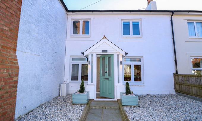 Freshwater Cabaña | 1 STAR COTTAGES, pet friendly, with a garden in Freshwater
