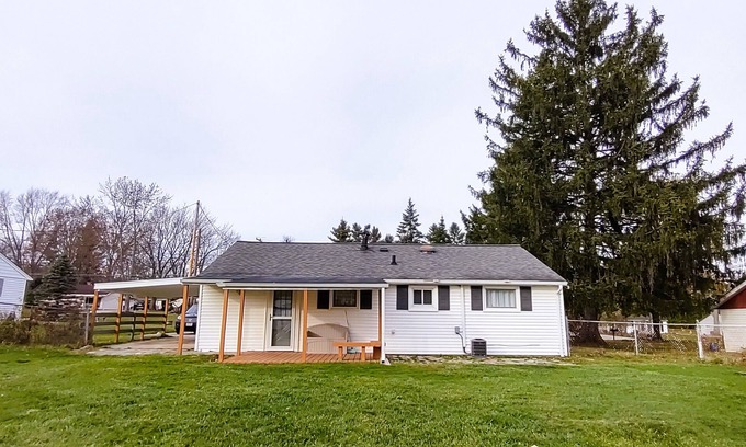 Twinsburg Casa | 1-Story Cute Home, Fast WiFi, Close 2 Cuyahoga National Park, Infant/Toddler Bed