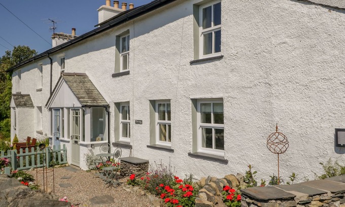 Crook Cabaña | 1 SUNNY POINT COTTAGES, pet friendly, with open fire in Crook