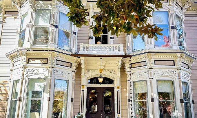 Historic Railroad District Cama Y Desayuno | #1 The Captain & Lizzie McCall @ The McCall House Boutique Hotel