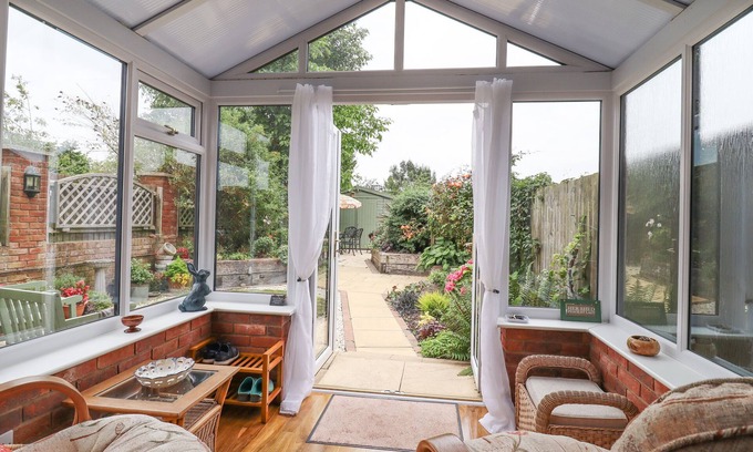Old Newton Casa | 1 THE GARDENS, with a garden in Haughley