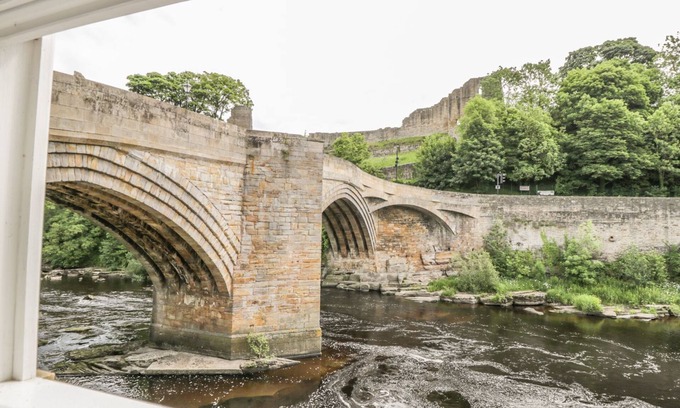 Barnard Castle Cabaña | 1 THE RIVERSIDE, pet friendly in Barnard Castle