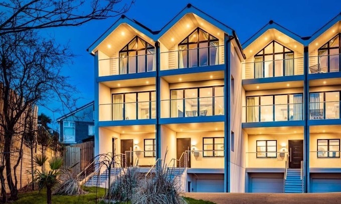 Porth Casa | 1 The Strand is a contemporary house sleeping nine guests across four bedrooms