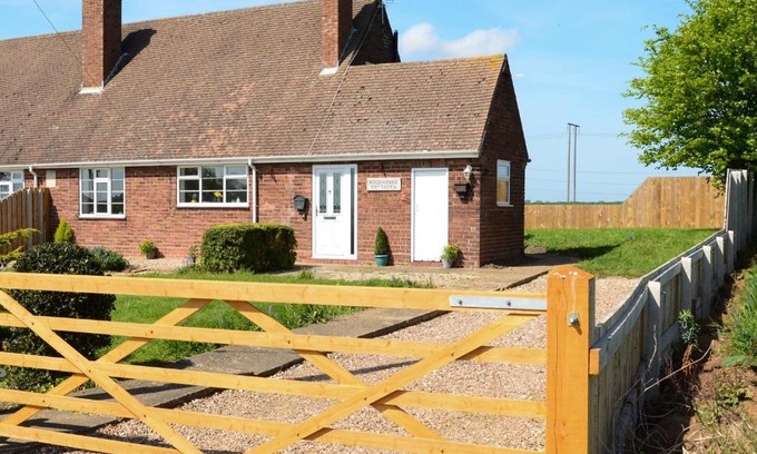 Arnold Casa | 1 Woodhouse Cottages