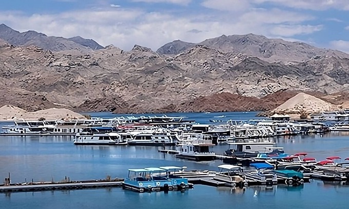 Laughlin Hotel | 1 x Sedona King Smoking Room at Edgewater Casino Resort, Free Parking