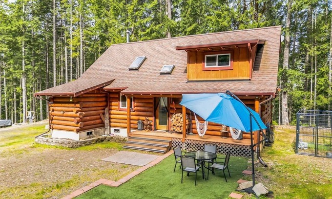 Hoodsport Cabina | 10-Acre Pvt Retreat! Hot Tub & FirePit, Lk Access