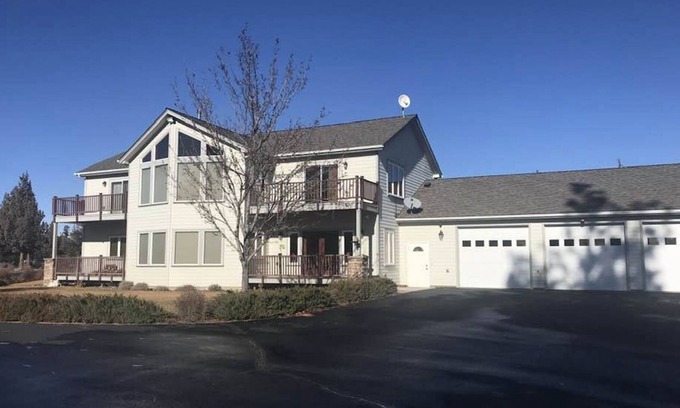 Bend Casa | 10 acres, killer mountain views, fire pit, sleeps 8 -2 kings -Dog Friendly!