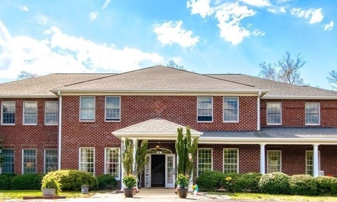 Merrimac Casa | 10 bedroooms/baths, 4 mi from VT