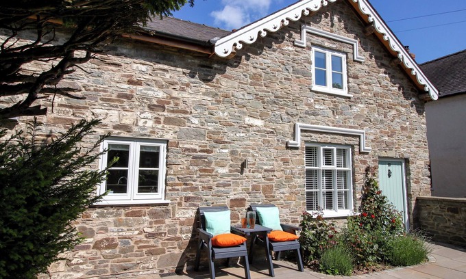 Clun Cabaña | 10 BRIDGE STREET, pet friendly, character holiday cottage in Clun