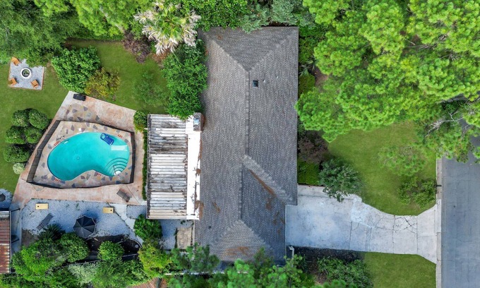 Savannah Casa | 10 ft pool house with tiki/bar hut, arcades games, and theater room-no parties
