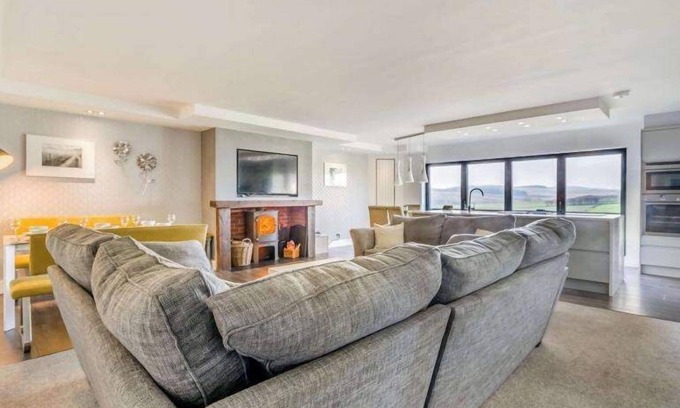 Heriot Cabaña | 5 Bed House -Sleeps 10- Hot Tub - Garden - Parking