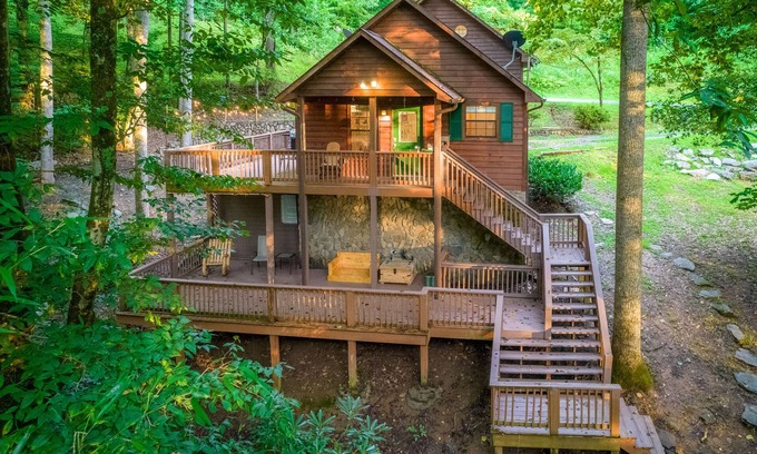 Qualla Cabina | A solo 6 millas de Cherokee, Carolina del Norte. Ubicación central a muchas de las principales atracciones.
