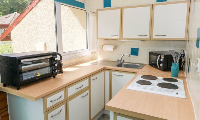 Llanteg Cabaña | 10 LLANTEGLOS ESTATE, pet friendly, with a garden in Amroth