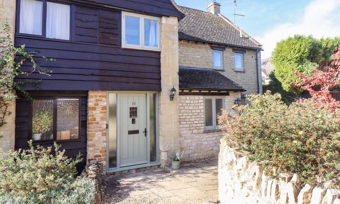 Kingham Cabaña | 10 MANOR FARM CLOSE, pet friendly, with a garden in Kingham