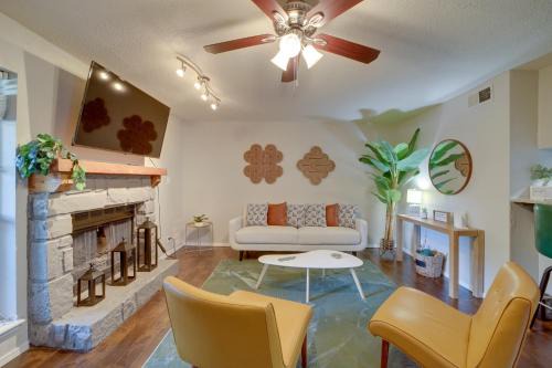 South Tulsa Apartamento | 10 Mi to Dtwn Tulsa Condo with Pool Access!