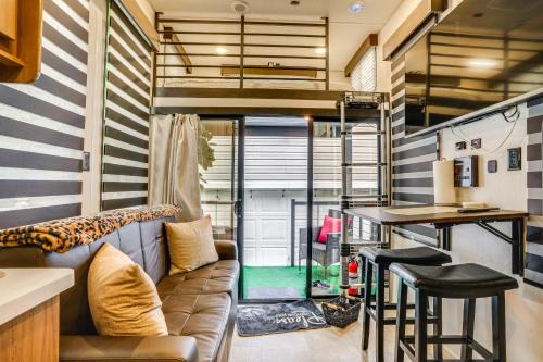 Dale City Casa | 10 Mi to Leesylvania and River Sleek Mobile Home