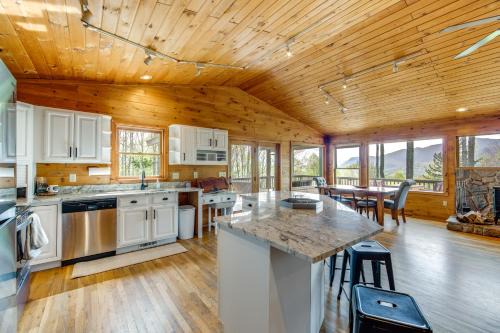 Balsam Casa | 10 Mi to Waynesville Cabin with Hot Tub and Mtn Views