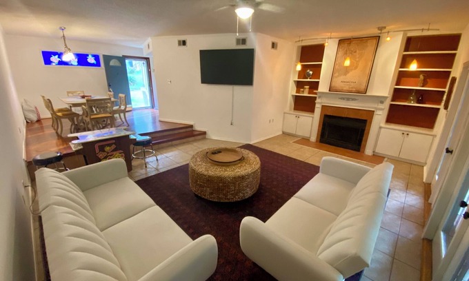 Florida Panhandle Casa | 10 miles to beach 5 mi to downtown Creek and deck in backyard Washer Dryer