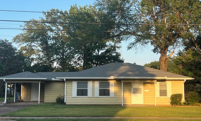 Vivian Casa | 10 Miles to Caddo Lake – 2BR/2BA Vivian Home Close to NCMC Hospital