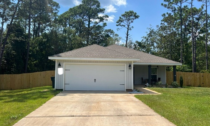 Pensacola Casa | 10 min from NAS & 15 min to beach - Home with fenced in backyard