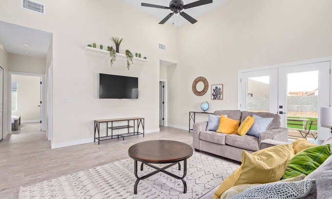 Phoenix Casa | 10 Min from Super Bowl, Shopping, NEW home, King Beds, Sleeps 10