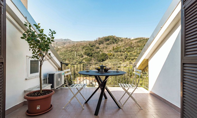 Vado Ligure Apartamento | 10 min from the beach! Cozy and stylish apt with a full size bathtub & Balcony