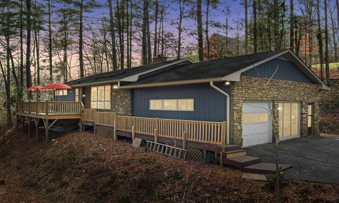 Asheville Casa | 10 min to Asheville, private 2 acres w/ huge deck and sleeps 10!