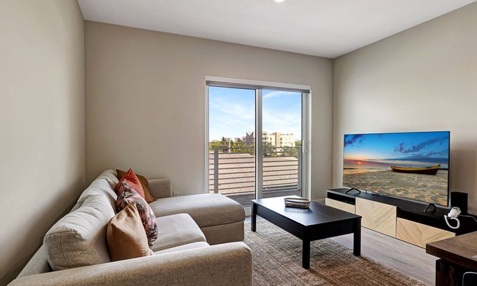 Parkside Apartamento | 10 Min to Beach ~ King Bed ~ Smart TV